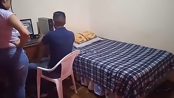 비디오 게임으로 벌을 받습니다: 우리 계모가 지켜보는 가운데 나와 계모가 비밀 섹스를 합니다