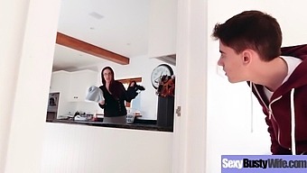 Escena De Sexo Hardcore Intenso De Emma Butt Con Una Ama De Casa Tetona
