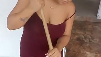 和妻子一起打扫房子,我让她帮我口交,事情变得意外