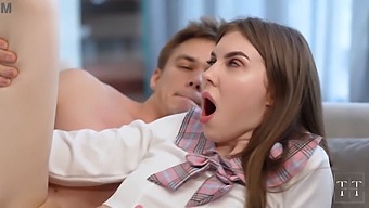 נערת אנימה מכוסה בזרע בחלום