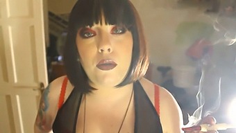 Domme Tina Hút Một Điếu Thuốc Không Lọc Trong Tủ Khi Mặc Đồ Da