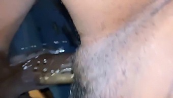 Mamma Matura Si Mette In Intimità Con L'Amico Di Suo Figlio Mentre Lui È Via