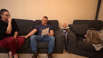 Une Fille Sexy Avec Un Gros Cul Passe Un Entretien D'Embauche Et Reçoit Une Surprise Inattendue