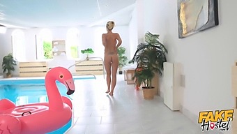 Moden Skjønnhet Nathaly Cherie Hengir Seg Til Anal Nytelse Med En Velutstyrt Partner På Et Herberge