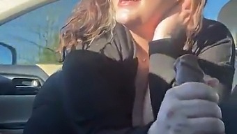 Italiensk Stud Med Naturlige Pupper Gir En Blowjob Og Muntlig Nytelse