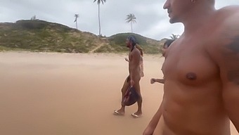 Odwiedziliśmy Z Moją Dziewczyną Plażę Zgodnie Z Nudystycznym Trendem Stylu Życia. Zobacz, Jak Ta Para Bawi Się Na Plaży!