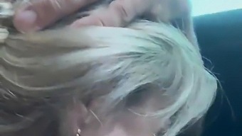 الشقراء الجميلة بشكل مذهل ألينفلافيو تعرض مهاراتها في الهواء الطلق