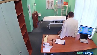 Manželka Podvádza So Svojím Lekárom Okamžite Po Tom, Čo Jej Manžel Opustí Miestnosť Vo Falošnom Nemocničnom Prostredí.